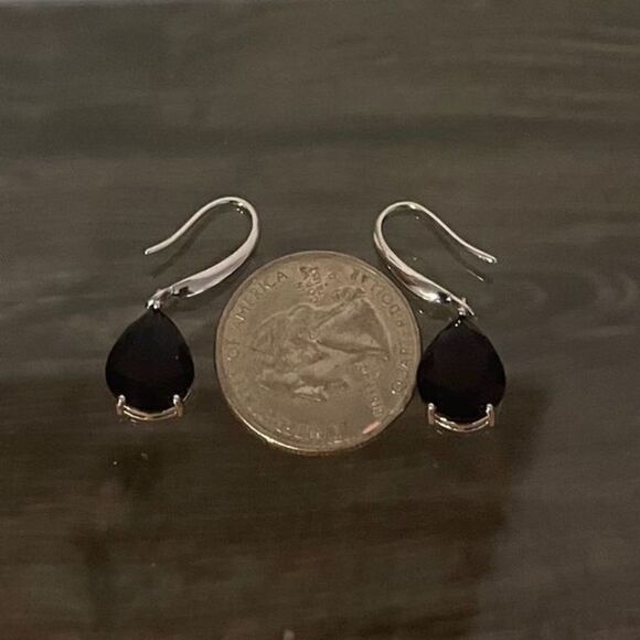 The Simple Sapphire Teardrop Drop Earrings in 925 silver - Picture 10 of 10
